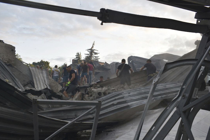 En esta imagen, distribuida por la Policía Nacional de Ucrania, varias personas retiran los escombros en el restaurante RIA Pizza, destruido por un ataque ruso en Kramatorsk, Ucrania, el 27 de junio de 2023.