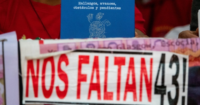 onferencia de las madres y padres de los 43 normalistas desaparecidos en Ayotzinapa, Guerrero, en las inmediaciones del Centro Prodh, en posicionamiento al sexto informe del GIEI. 