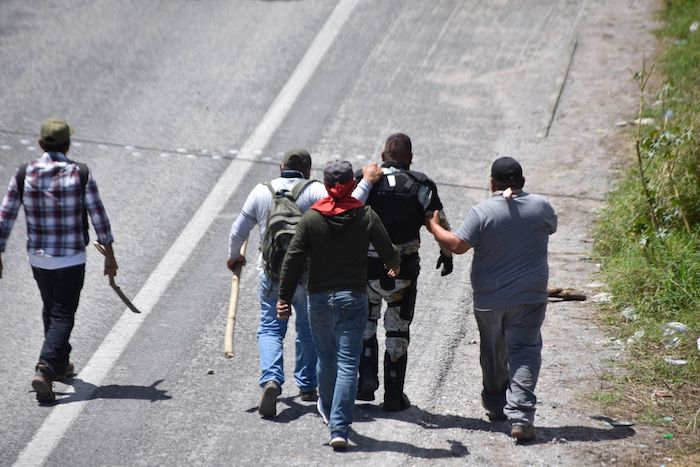 El contingente tomó los cuatro carriles de la carretera que comunica a la capital con Petaquillas. En un principio los medios manejaron que provenían de comunidades del circuito Río Azul, después los manifestantes declararon que venían de los municipios de Quechultenango, Chilapa, José Joaquín de Herrera y Acatepec, para exigir la construcción de caminos.