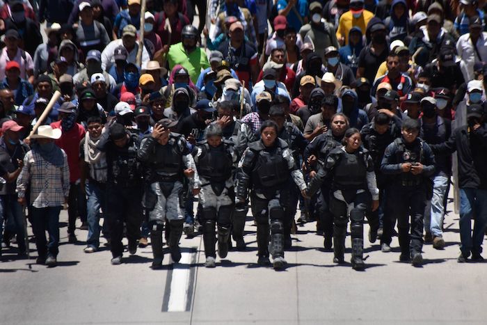 Los campesinos amenazantes con palos quitaron las vallas para replegar a los 400 antimotines que fueron superados por el contingente.