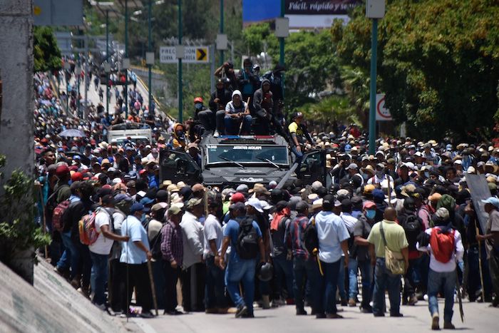 Los pobladores apedrearon carros blindados y se apoderaron de un rino con los policías a bordo.