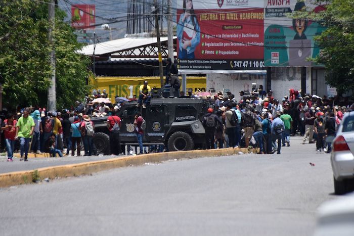 En la entrada a la ciudad, frente al hotel Parador del Marqués, donde confluyen la autopista y la carretera federal, los policías intentaron colocarse para detener a los que protestaban. Pero no funcionó, de nuevo a correr y a escapar como se pudiera.