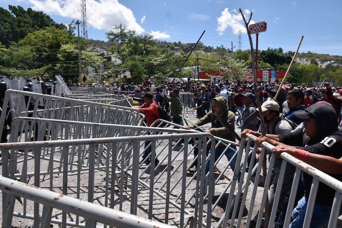 Ayer se registró un fuerte enfrentamiento entre habitantes de diferentes municipios de Chilpancingo contra Policía Estatal y Guardia Nacional.