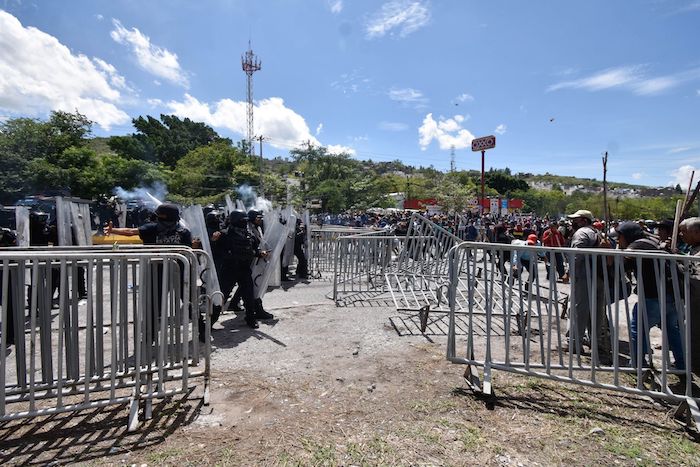 Las y los manifestantes retuvieron a varios elementos de seguridad y secuestraron una tanqueta de la Policía Estatal.