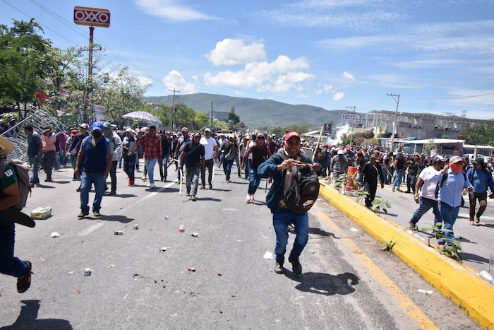 Más de tres mil pobladores de comunidades de Quechultenango, Chilapa, José Joaquín de Herrera y Acatepec entraron ayer a Chilpancingo, en una manifestación no anunciada.