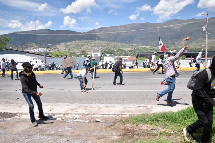 A palazos y pedradas destrozaron vehículos, un módulo de seguridad, y se apoderaron de un camión blindado, capturaron a siete policías antimotines de ambas corporaciones y a tres funcionarios de Gobernación, tomaron el Congreso del estado y el recinto del Ejecutivo, después la Autopista del Sol.