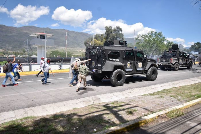 Durante el día no dieron a conocer sus demandas. En medios se difundió que pedían la liberación del líder de transportistas y de la Unión de Pueblos y Organizaciones del Estado de Guerrero (UPOEG), Jesús Echeverría Peñafiel, detenido el jueves por transporte de drogas y de cartuchos.