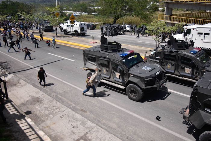 A su llegada a Chilpancingo, por Petaquillas, los más de tres mil pobladores, en su mayoría en apariencia campesinos, replegaron con palos y piedras a elementos de la Guardia Nacional (GN) y Policía Estatal que con vallas y camiones blindados intentaron impedir su paso para llegar a protestar a Chilpancingo.