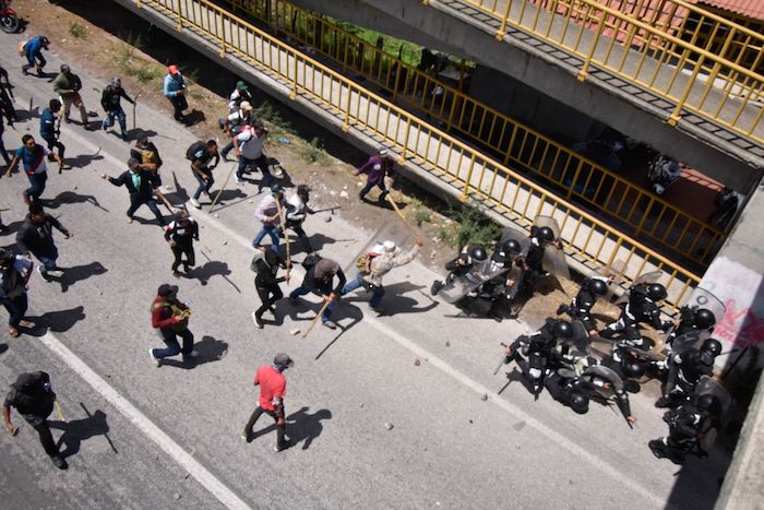 A las 8 de la mañana, unos 200 policías estatales antimotines al mando del Subsecretario de Prevención y Operación Policial de la SSP, Irvin de Jesús Jiménez Sánchez, se apostaron en la carretera Chilpancingo-Acapulco frente al cuartel de la Guardia Nacional.