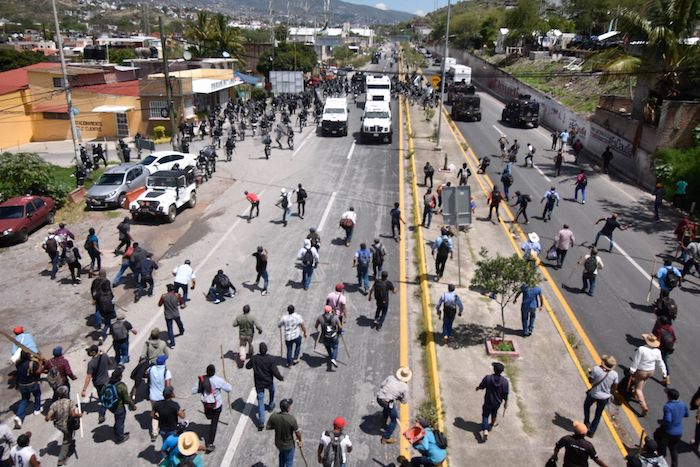 Minutos después, 200 elementos de la GN con equipo antimotines salieron de su cuartel y se colocaron en formación de defensa para apoyar a los policías estatales en la contención de los manifestantes.