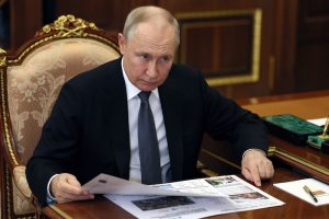 El Presidente de Rusia, Vladímir Putin, escucha al Gobernador de la región de Saratov, Roman Busargin, durante su reunión en el Kremlin, en Moscú, Rusia, el 18 de julio de 2023.