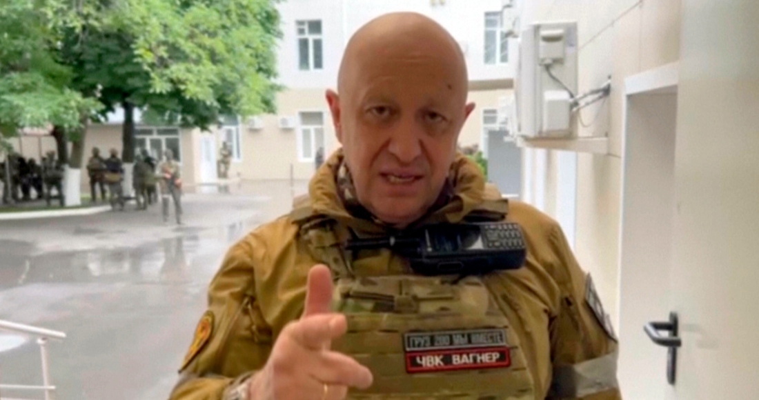 En esta imagen extraída de un video publicado por el servicio de prensa de Prigozhin, Yevgeny Prigozhin, propietario del Grupo Wagner, graba un mensaje en video desde Rostov del Don, en Rusia, el sábado 24 de junio de 2023.