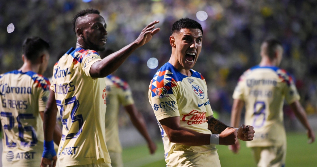 Leo Suárez (derecha) del América festeja su tanto ante el Fire de Chicago, el viernes 4 de agosto de 2023, en la Leagues Cup. Foto: Paul Beaty, AP