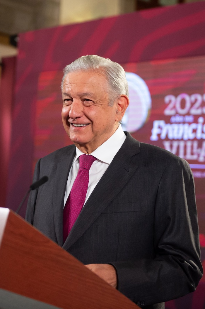 El Presidente Andrés Manuel López Obrador reiteró que está en contra de los abusos, lujos y excesos en las y los servidores públicos, por lo que apoya la propuesta de Morena de hacer un recorte al presupuesto del Poder Judicial de la Federación (PJF) para "quitarle el copete de privilegios".