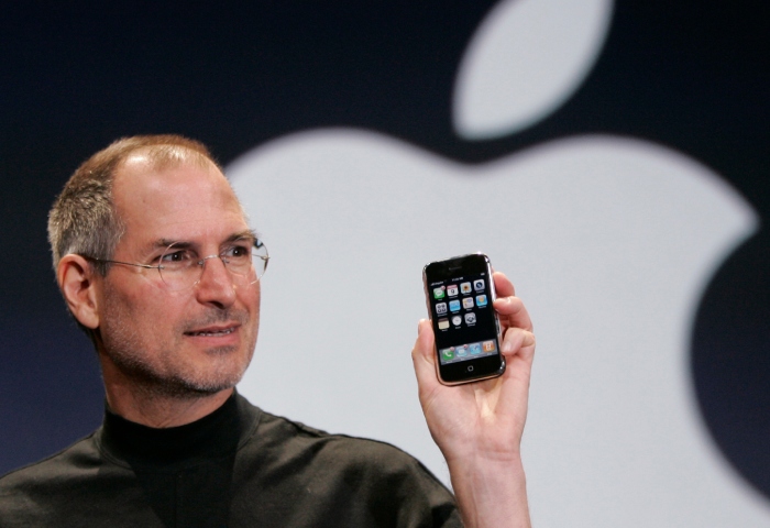 El director general de Apple, Steve Jobs, muestra un iPhone en la MacWorld Conference, el 9 de enero de 2007, en San Francisco. Foto: Paul Sakuma, AP