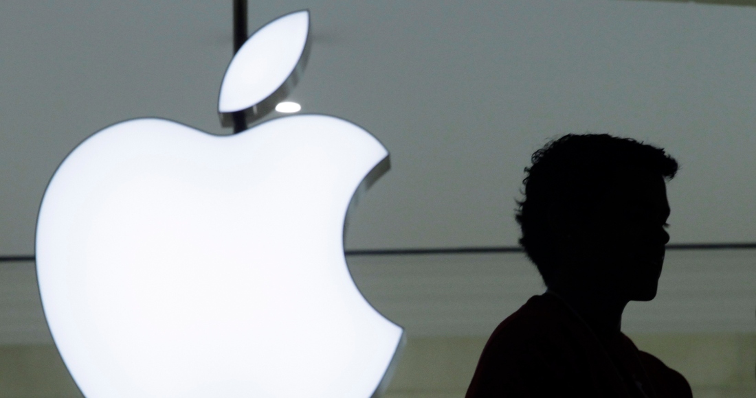 Una persona pasa frente a un logo de Apple en la tienda de la marca en Grand Central Terminal, en Nueva York, el 7 de diciembre de 2011. Foto: Mark Lennihan, AP