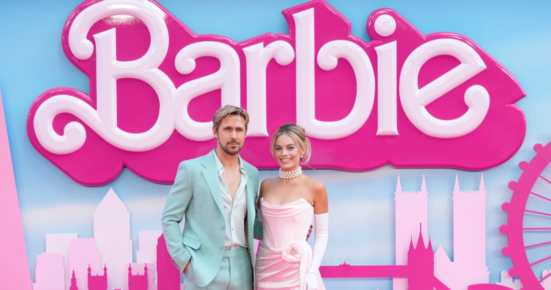 En esta imagen de archivo, Ryan Gosling (izquierda) y Margot Robbie posan para los fotógrafos a su llegada al estreno de la película "Barbie" en Londres, el 12 de julio de 2023. Foto: Scott Garfitt, Invision, AP