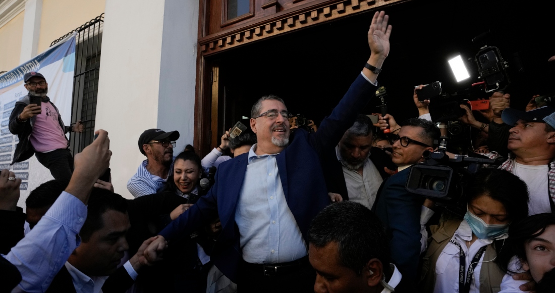 Bernardo Arévalo, candidato presidencial del Movimiento Semilla, saluda después de votar en la segunda vuelta de las elecciones presidenciales en Ciudad de Guatemala, el domingo 20 de agosto de 2023.