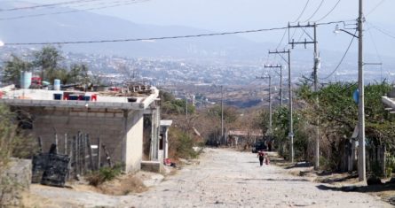 Una calle sin pavimentar en Morelos.