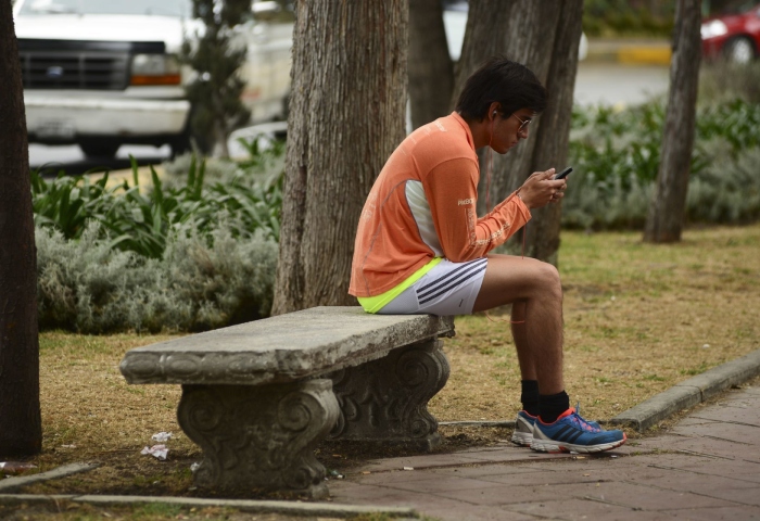 Con el auge de la economía digital, ahora los estafadores contactan a sus víctimas a través de redes sociales y mensajes de texto, así como por teléfono y correo electrónico. En las plataformas de pago en línea, las aplicaciones y los sitios de comercio electrónico también se han incrementado las oportunidades de ser víctima de un fraude. Foto: Isabel Mateos, Cuartoscuro