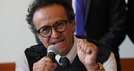 Christian Zurita habla durante una conferencia de prensa luego de ser nominado por Movimiento Construye para reemplazar al asesinado Fernando Villavicencio como candidato presidencial, el domingo 13 de agosto de 2023, en Quito, Ecuador. Villavicencio recibió un disparo mortal en un mitin político el 9 de agosto. Foto: Dolores Ochoa, AP