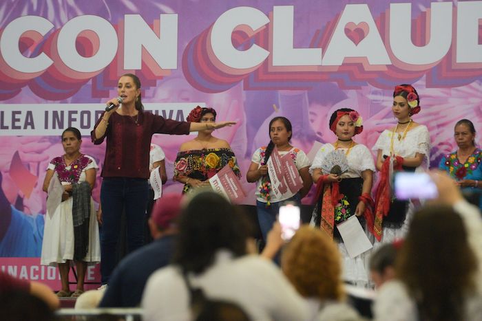 La aspirante presidencial Claudia Sheinbaum cerró ayer su gira de asambleas de trabajo en el Velódromo de Xalapa, Veracruz.