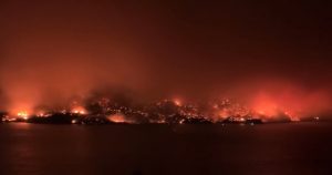 La provincia de Columbia Británica, en la costa oeste de Canadá, ha declarado este viernes por la noche el estado de emergencia después de que los incendios forestales hayan arrasado 10 mil 500 hectáreas en las últimas 24 horas. Foto: captura de pantalla