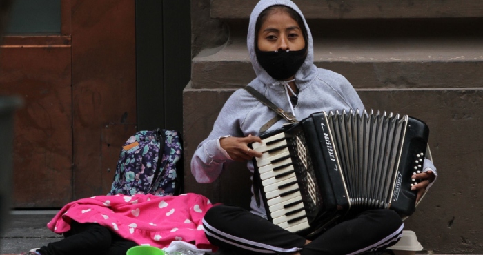 Una mujer toca el acordeón para ganarse unas monedas en el Centro Histórico. Foto: Graciela López, Cuartoscuro