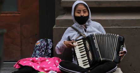 Una mujer toca el acordeón para ganarse unas monedas en el Centro Histórico. Foto: Graciela López, Cuartoscuro