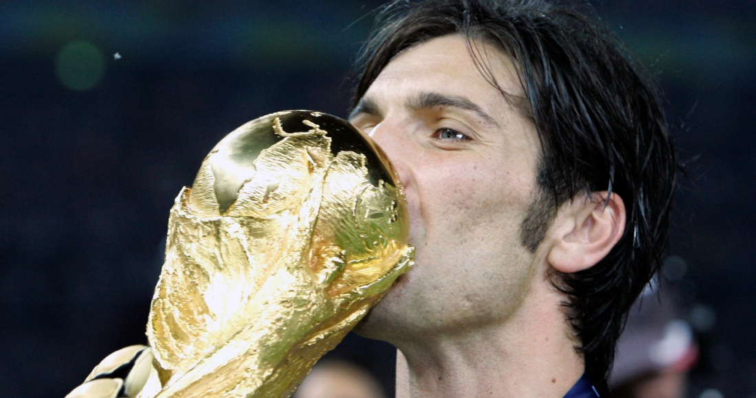 El arquero italiano Gianluigi Buffon besa el trofeo de campeón en el Mundial de 2006 tras la victoria 5-3 ante Francia en la definición por penales, el domingo 9 de julio de 2006, en Berlín.