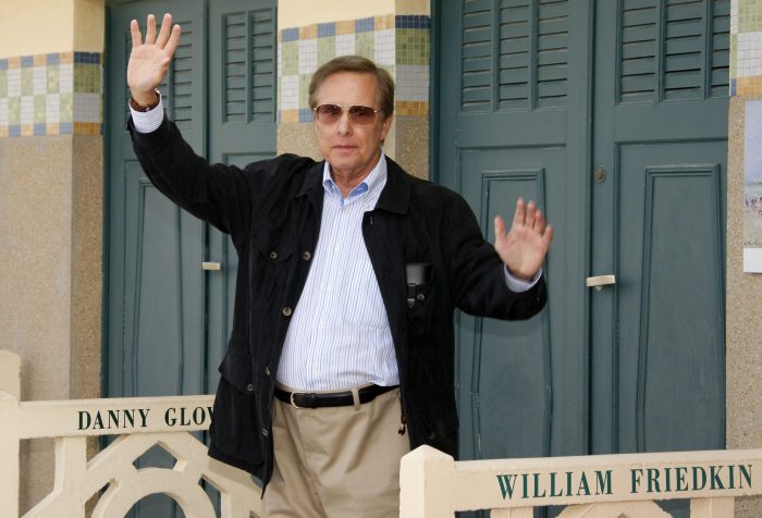 El director William Friedkin posa en al playa de Deauville en la 38a edición del American Film Festival en Deauville, Normandia, en Francia el 2 de septiembre de 2012.