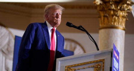 El expresidente Donald Trump en su mansión de Mar-a-Lago en Palm Beach, Florida, el 4 de agosto de 2023.