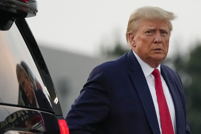 El expresidente Donald Trump se dirige a hacer declaraciones a la prensa antes de partir del aeropuerto internacional Atlanta Hartsfield-Jackson, en Atlanta, el jueves 24 de agosto de 2023.