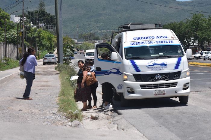 El transporte público de las rutas Chilpancingo-Petaquillas, Palo Blanco, del Valle del Ocotito (Ocotito, Dos Caminos, Rincón de la Vía, Mohoneras y Buenavista) y del Circuito Azul (Tepechicotlán, Mochitlán, Quechultenango y Colotlipa), no ingresaron hasta la capital del estado de Guerrero, después del asesinato de tres choferes del transporte la mañana del lunes.