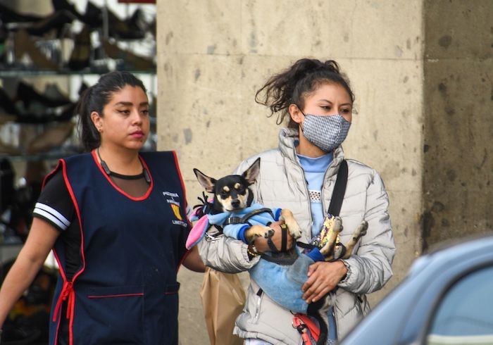 El uso de cubrebocas en el Valle de Toluca continúa por parte de varias personas que acuden a realizar sus actividades de manera formal tomando las precauciones ante casos de influenza, gripa y COVID-19.