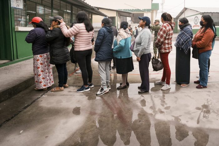 Los votantes hacen fila en un colegio electoral durante las elecciones presidenciales anticipadas en San Miguel del Común, Ecuador, el domingo 20 de agosto de 2023.