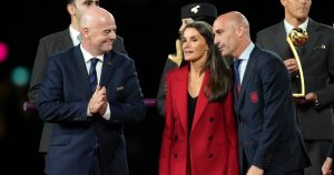 Desde la izquierda, el presidente de la FIFA Gianni Infantino, la reina Letizia y el presidente de la federación española de futbol, Luis Rubiales, durante la ceremonia de premiación del Mundial femenino, ganado por España, el domingo 20 de agosto de 2023, en Sydney.