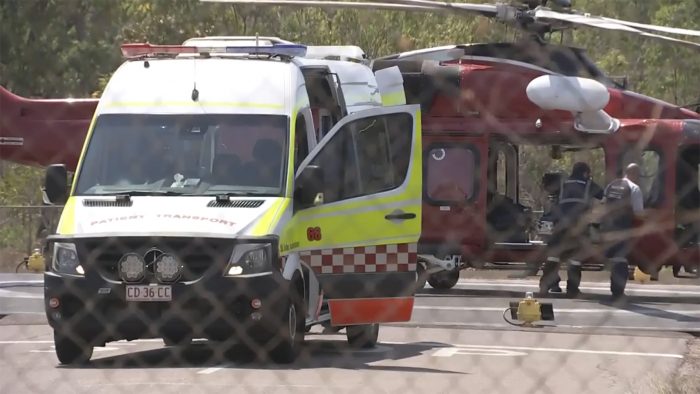 Esta imagen tomada de un video muestra a un helicóptero y a una ambulancia que participan en una misión de rescate tras el choque de un avión, el domingo 27 de agosto de 2023, en Darwin, Australia.