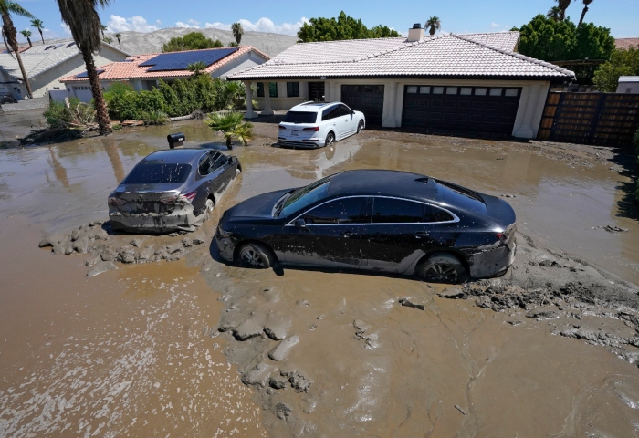 Varios automóviles yacen atascados en el lodo tras una inundación, el lunes 21 de agosto de 2023, en Cathedral City, California. Foto: Mark J. Terrill, AP