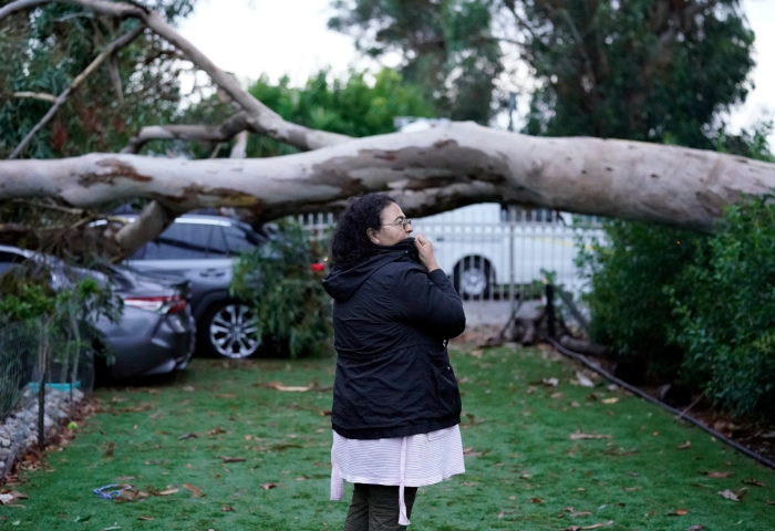 Una mujer observa los daños que dejó la tormenta tropical "Hilary", el 21 de agosto de 2023, en Sun Valley, California. Foto: Marcio Jose Sanchez, AP