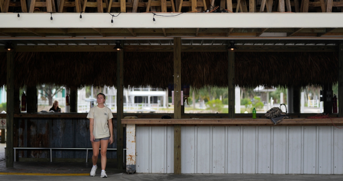 Las sillas de un bar, almacenadas en la segunda plata del local en Sea Hag Marina , en Steinhatchee, Florida, mientras los empleados se preparan para la llegada del huracán Idalia, el 29 de agosto de 2023. Foto: Rebecca Blackwell, AP