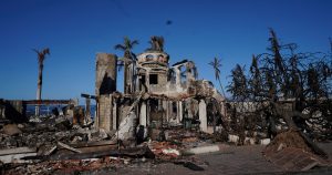 Un inmueble quedó reducido a ruinas tras el voraz incendio forestal en Lahaina, Hawai, de acuerdo con esta imagen tomada el sábado 12 de agosto de 2023. Foto: Rick Bowmer, AP