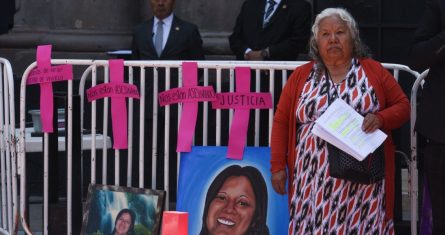 Irinea Buendía madre de Mariana Lima Buendía, víctima de feminicidio presentó ante la Cámara de Diputados del Estado de México una iniciativa de Ley que obligue a investigar con perspectiva de género toda muerte violenta de mujeres, así como la capacitación de todo el personal de la FGJEM en materia de género, y las investigaciones de muertes de mujeres sean tratadas como feminicidio. Foto: Crisanta Espinosa Aguilar, Cuartoscuro