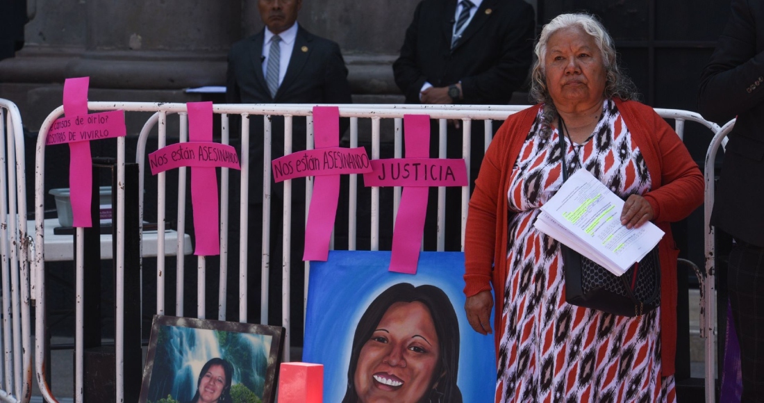 Irinea Buendía madre de Mariana Lima Buendía, víctima de feminicidio presentó ante la Cámara de Diputados del Estado de México una iniciativa de Ley que obligue a investigar con perspectiva de género toda muerte violenta de mujeres, así como la capacitación de todo el personal de la FGJEM en materia de género, y las investigaciones de muertes de mujeres sean tratadas como feminicidio. Foto: Crisanta Espinosa Aguilar, Cuartoscuro