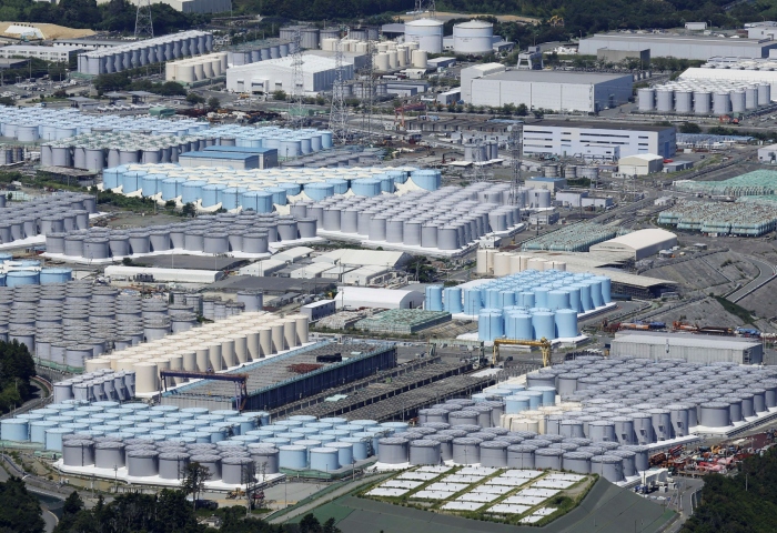 Esta vista aérea muestra los depósitos con agua radiactiva tratada en la central nuclear de Fukushima Daiichi en Fukushima, en el norte de Japón, el 22 de agosto de 2023. La operadora de la central golpeada por un tsunami comenzó a derramar en el Océano Pacífico agua radiactiva residual, diluida y tratada, el jueves 24 de agosto 2023. Foto: Kyodo News via AP