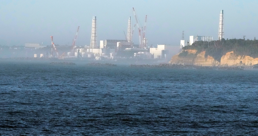 La central nuclear de Fukushima Daiichi, dañada por un enorme terremoto y un tsunami el 11 de marzo de 2011, se ve desde el cercano puerto pesquero de Ukedo en la localidad de Namie, nordeste de Japón, el jueves 24 de agosto de 2023. Foto: Eugene Hoshiko, AP