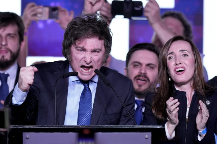 Javier Milei, candidato presidencial de la coalición La Libertad Avanza, habla en su sede de campaña luego de las elecciones primarias en Buenos Aires, Argentina, el domingo 13 de agosto de 2023.