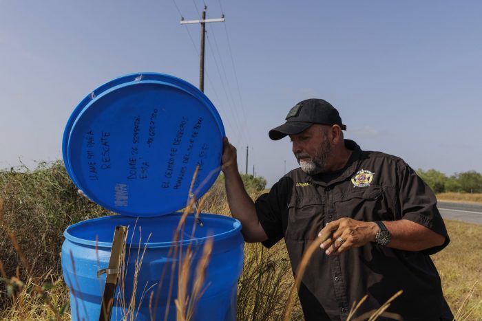 El investigador de la policía del condado Jim Hogg Ruben Garza inspeciona un punto de hidratación para migrantes con garrafas cerradas de agua junto a una carretera en el condado rural de Jim Hogg, Texas, el martes 25 de julio de 2023.