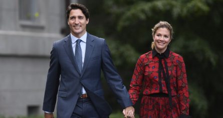 El Primer Ministro canadiense Justin Trudeau y su esposa, Sophie Gregoire Trudeau, llegan al Rideau Hall en Ottawa, Canadá, el 11 de septiembre de 2019.