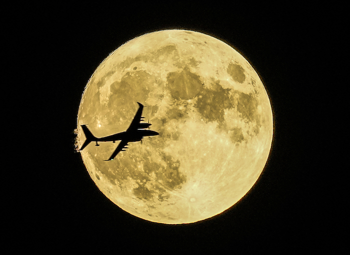 La aeronave no tripulada Akıncı pasa por delante de la súperluna durante un vuelo de exhibición en el primer día de la feria tecnológica y aeroespacial Teknofest, en Ankara, Turquía, el 30 de agosto de 2023.